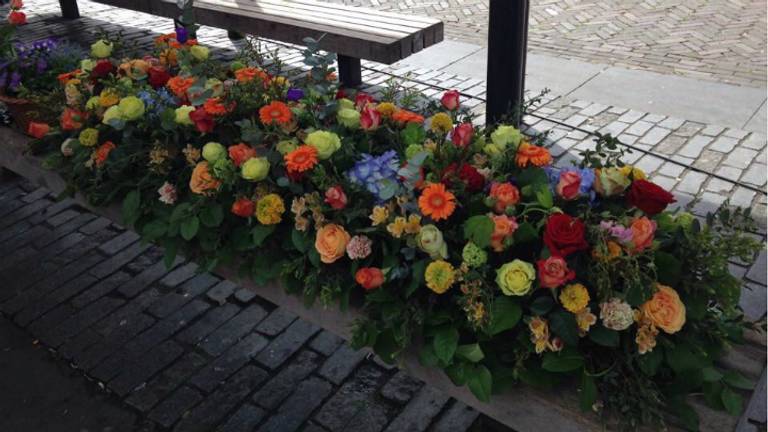 De bloemist maakte een enorm boeket op de bank op de Markt. (Foto: Ilonka).