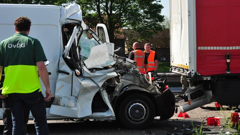 De bestuurder van de bus raakte zwaargewond (Marvin Doreleijers, FPMB) 