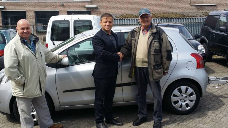 Meneer Tijs (rechts) bij zijn nieuwe auto (Foto: Bas Pulles)