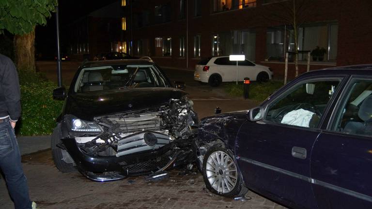 Gewonde door botsing in Waspik (foto: Martijn van Bijnen/FPMB)