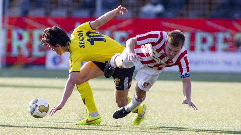 Joep van den Ouweland van FC Oss valt op de grond (foto: VI Images)