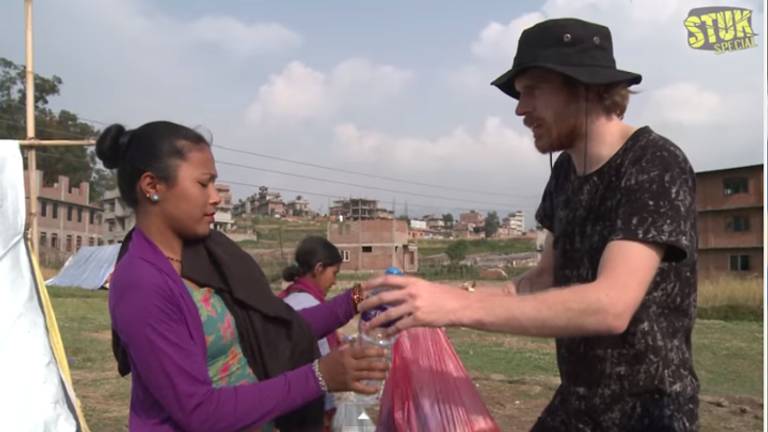 StukTV in Nepal (bron: YouTube)