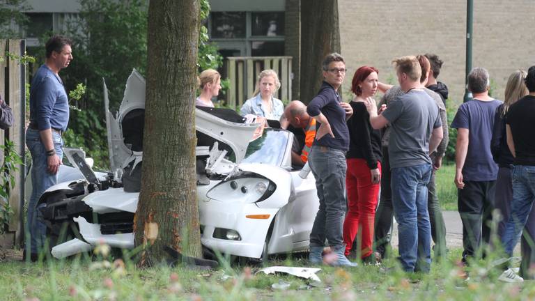 Chevrolet Corvette tegen boom in Veghel (foto: Ginopress). 