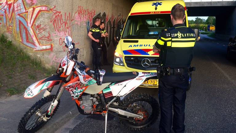 Motorrijder belandt naast viaduct (foto: Hans van Hamersveld).