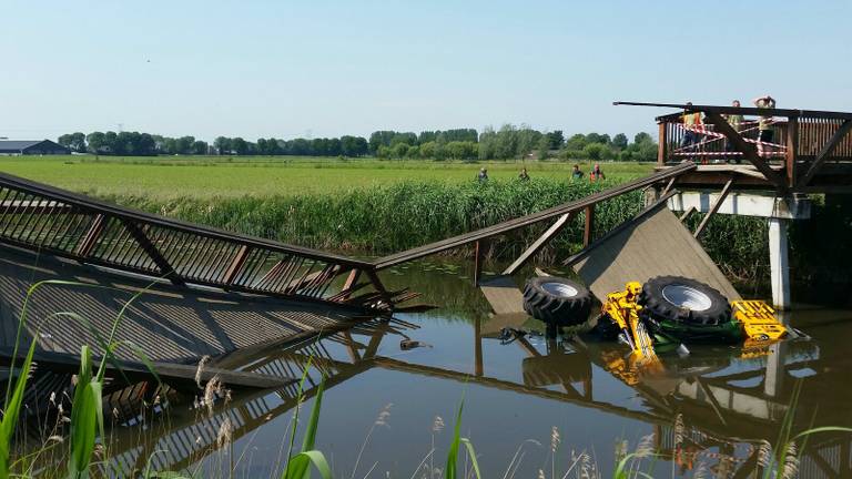 De fietsbrug in het Halve Zolenpad wordt onder handen genomen. Foto: Martijn van Bijnen/FPMB