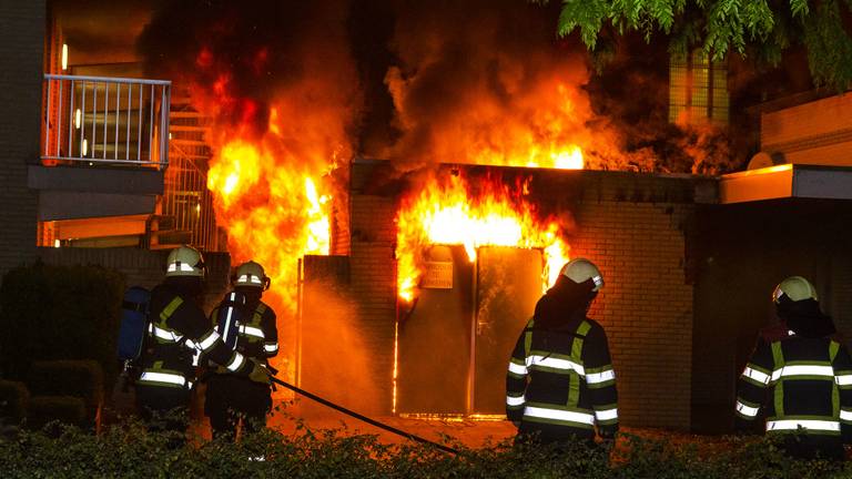 De brandweer voorkwam dat het vuur oversloeg. (Foto: Sander van Gils).