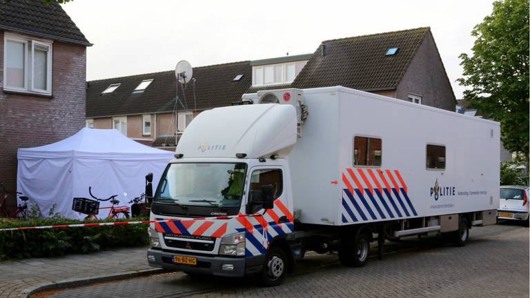 De politietruck staat zaterdag voor het huis. (Foto: Hans van Hamersveld).