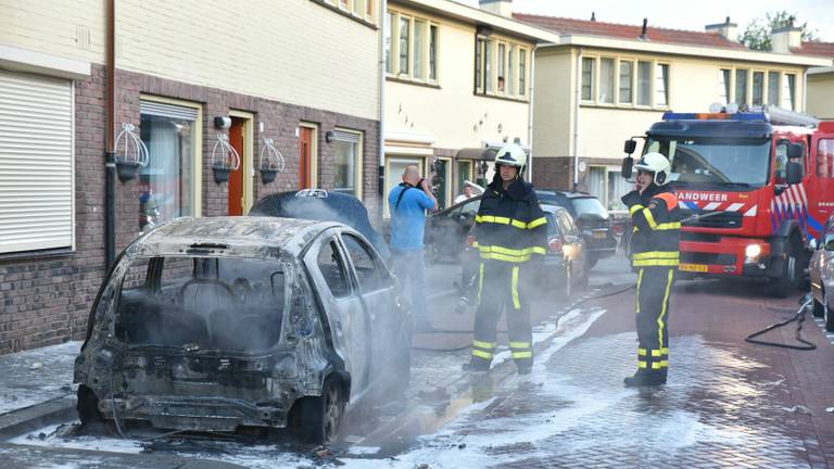 De brandweer kon de auto niet meer redden. (Foto: Toby de Kort/De Kort Media).