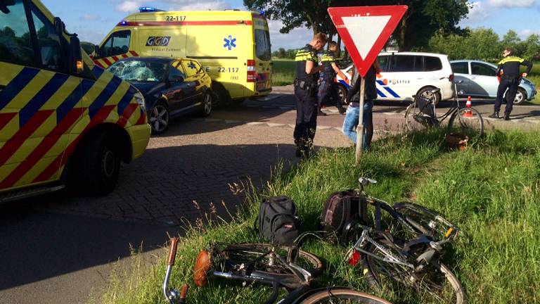 Drie fietsers gewond (foto: Hans van Hamersveld / SQ Vision)
