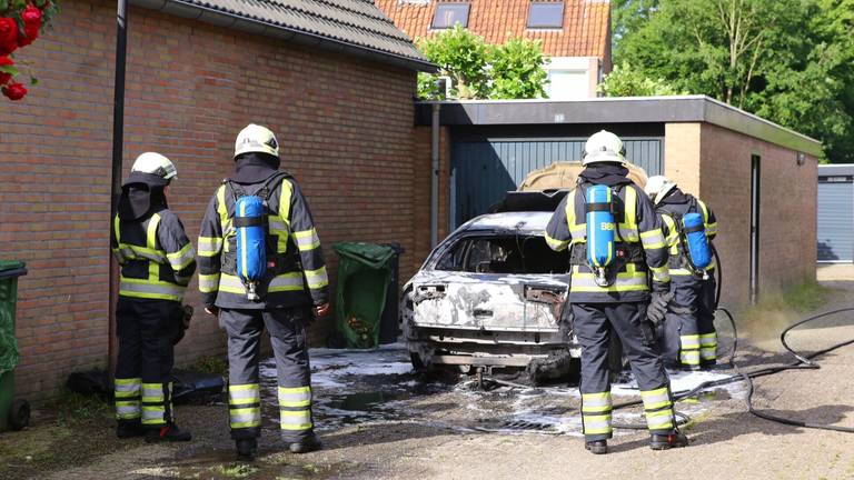 De autobrand aan de Molenweide is de vijfde in korte tijd. (Foto: SQ Vision).