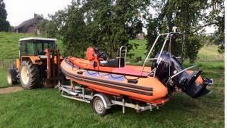 De gestolen boot met trailer (bron: Facebook)