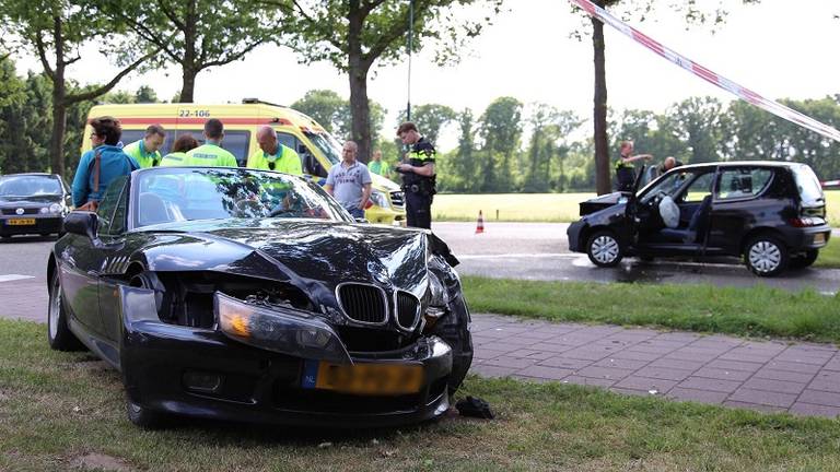 De BMW heeft flinke schade. (foto: Rob Engelaar/FotoFX)