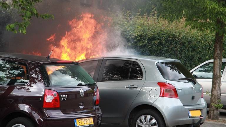 Een van de autobranden in Boxtel (foto: Mark van der Pol/SQvision)