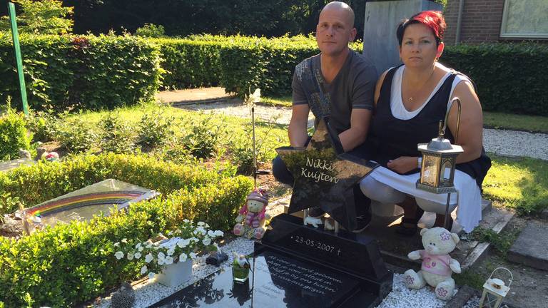 Ronnie en Gerrie Kuijten bij het graf van hun dochter (Foto: Erik Peeters)