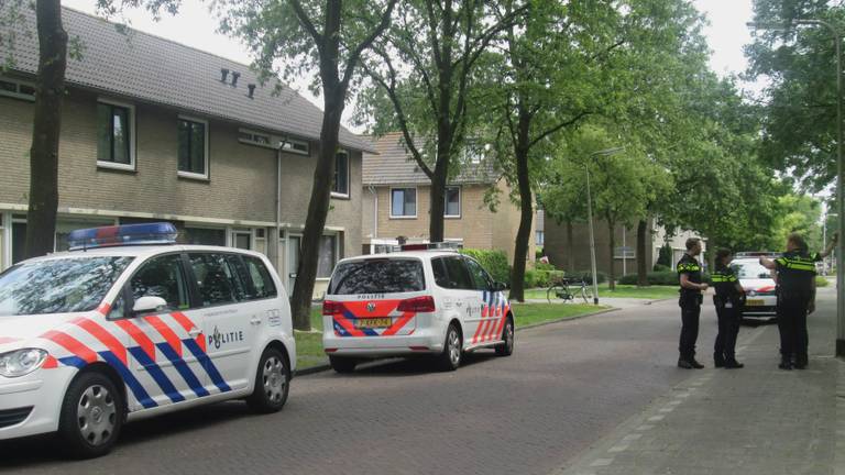 Politiemensen in de Van Genkstraat vanwege de aanhouding. Foto: Alexander Vingerhoeds/ Obscura Foto 