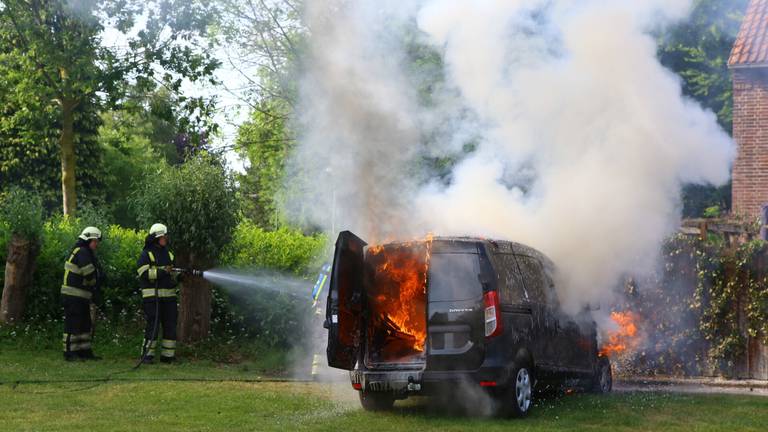 De auto ging in vlammen op. (Foto: Sander van Gils/SQ Vision).