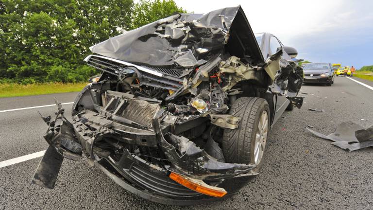 Bij het ongeluk ter hoogte van Eersel raakte een auto zwaarbeschadigd (foto: Rico Vogels).  