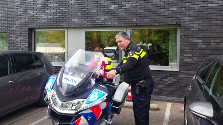 Boeven Opgepast 6 Jarige Lev Loopt Stage Bij De Politie En