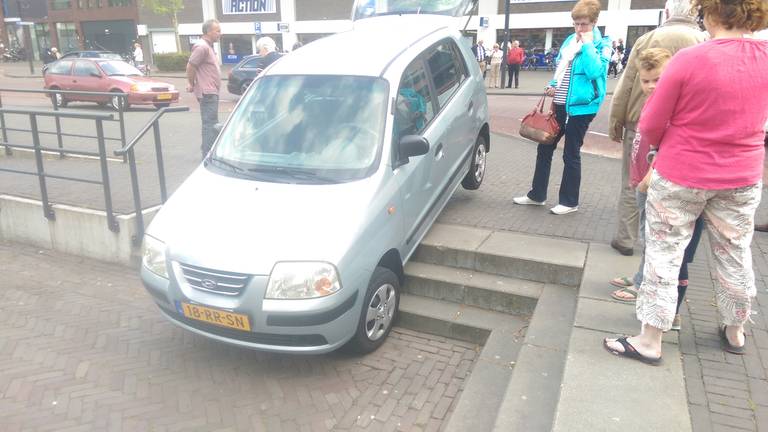 De onfortuinlijke parkeerpoging. (Foto: Ginopress)