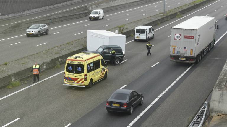 Ongeval op A16 bij Prinsenbeek. (foto: Tom van der Put/SQ Vision)