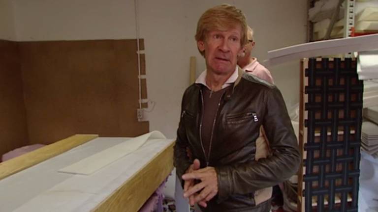 Addy van den Krommenacker in de meubelfabriek (Bron: still RTL Boulevard)