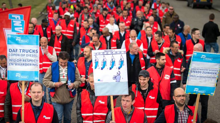 Werknemers van DAF Trucks hielden eerder een stakingsmars in Eindhoven (foto: ANP)