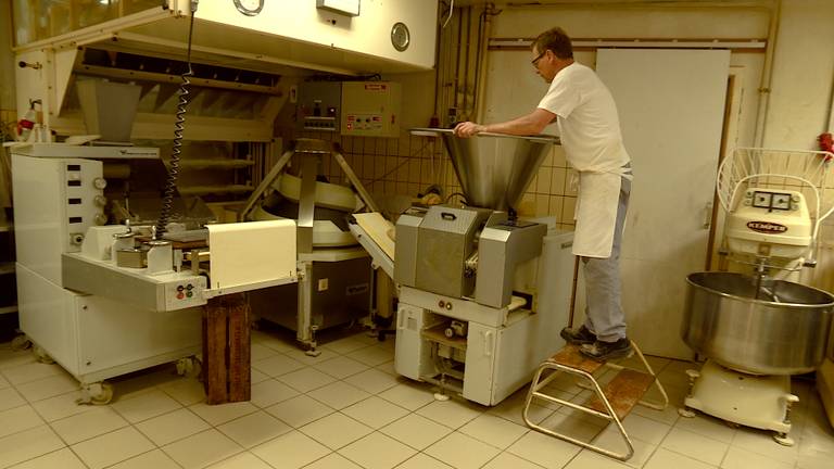 Frans Heijs aan het werk in zijn bakkerij