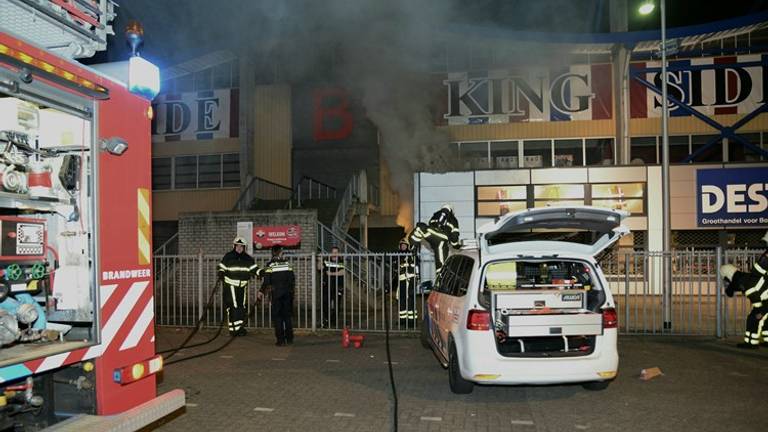 De brandweer bestrijdt de brand bij Destil. Archieffoto