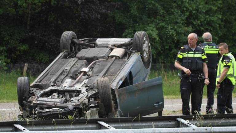 De auto ramde de vangrail en sloeg over de kop (foto Alexander Vingerhoeds/Obscura Foto)