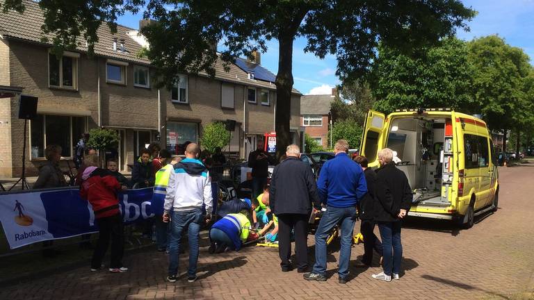 De wielrenner kwam in de buurt van de finish ten val. (foto: Jeroen Stuve)