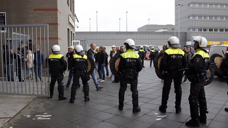De Mobiele Eenheid staat paraat voor het stadion. (foto: Sander van Gils/SQvision)
