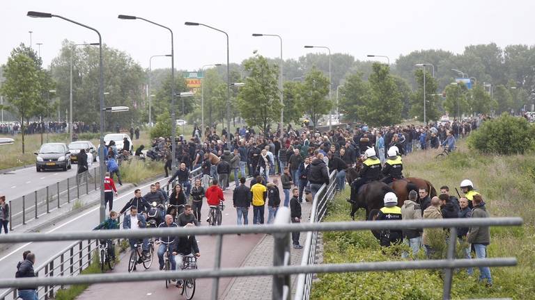 Het is onrustig buiten het NAC-stadion. (foto: Marcel van Dorst/SQvision)