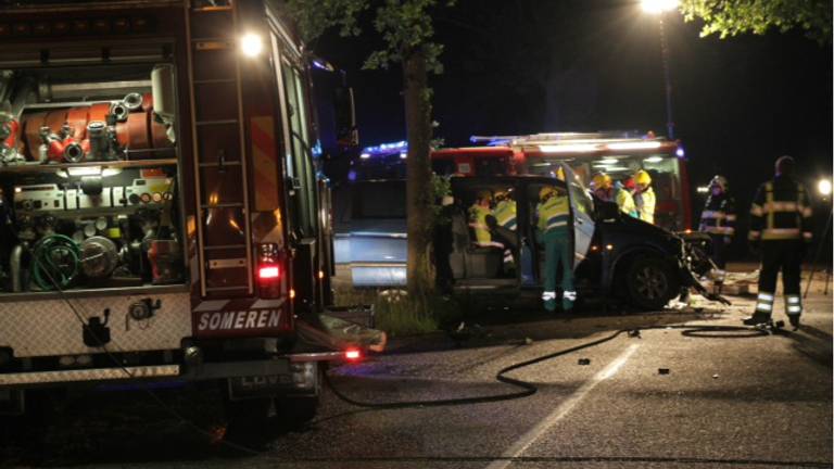 De hulpdiensten bevrijdden de man uit de auto. (Foto: Harrie Grijseels/SQ Vision).