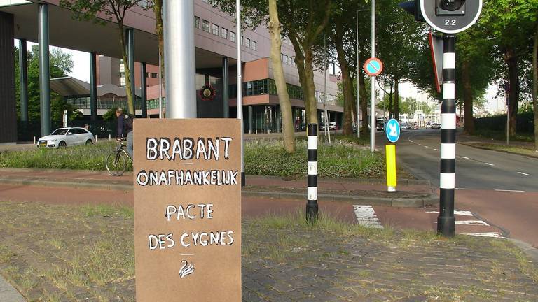 Een bord dat Pacte des Cygnes plaatste in Tilburg.