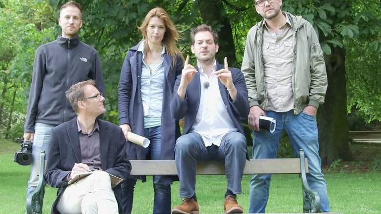 Lucas de Man (zittend) en zijn reisgenoten