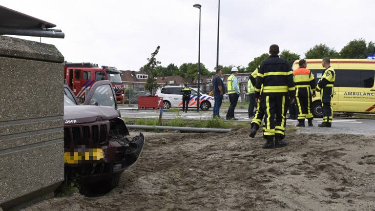 Auto botst bij station in Breda. (foto: Tom van der Put/SQ Vision)