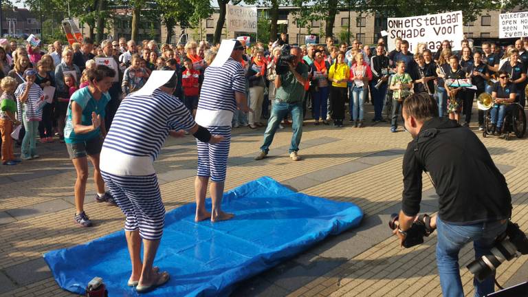 Honderden Actievoerders In Zevenbergen Voor Behoud Zwembaden Omroep Brabant