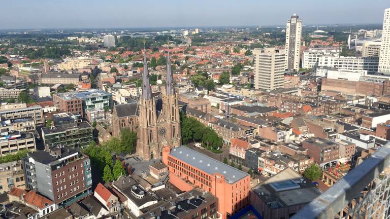 Spektakel in Eindhoven: op 106 meter hoog ramen vervangen van Vestedatoren 