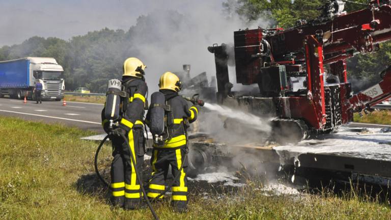 Brandweer blust de brand (foto: Rico Vogels / SQ Vision).