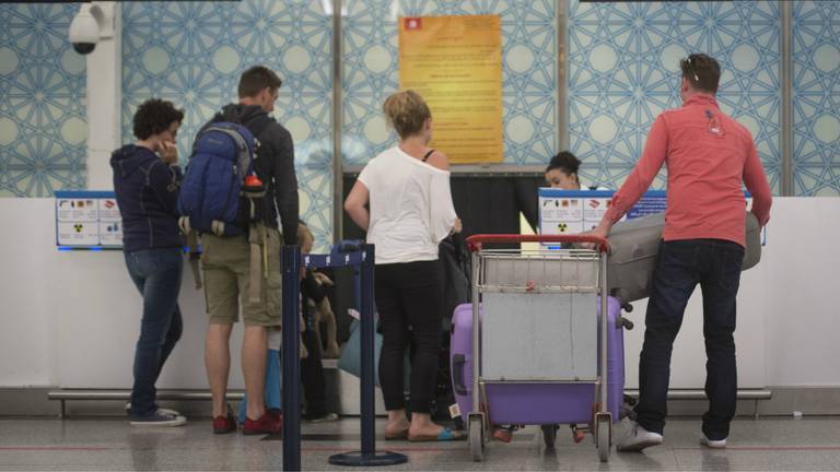 Vakantiegangers verlaten Tunesië na de bloedige aanslag (Foto: ANP)