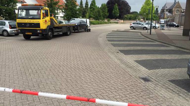 Auto wordt getakeld op de plek van de schietpartij (Foto: Emile Vaessen)