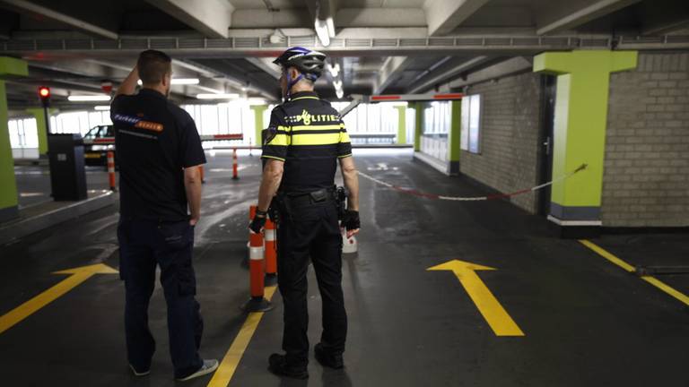 De politie deed onderzoek in de parkeergarage. (Foto: SQ Vision).