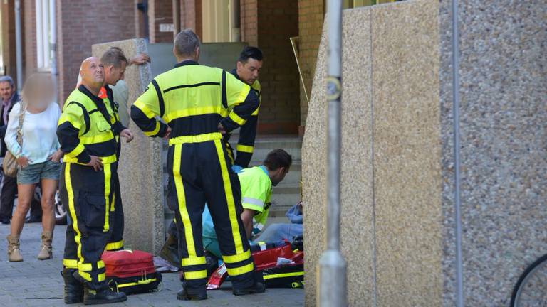 Hulpverleners ontfermden zich over het slachtoffer. (Foto: Perry Roovers/SQ Vision).