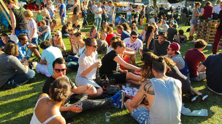 Chillen in het gras (Foto: Twan Spierts)