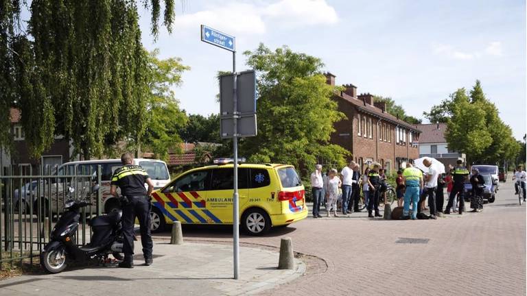 De scooterrjder raakte bij de aanrijding gewond. (Foto: Christian Treats/SQ Vision).