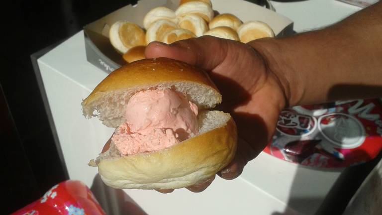 Een broodje ijs als lunch kan uitkomst bieden tegen de hitte (Foto: Robert te Veele)