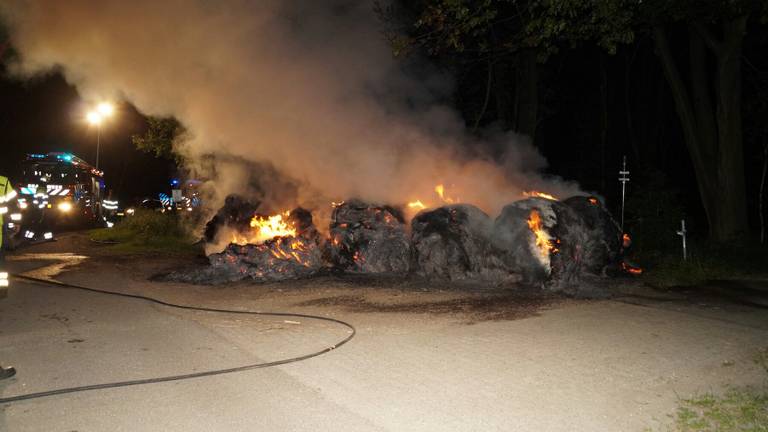 Hooibalen liggen langs bosrand (foto: FPMB).