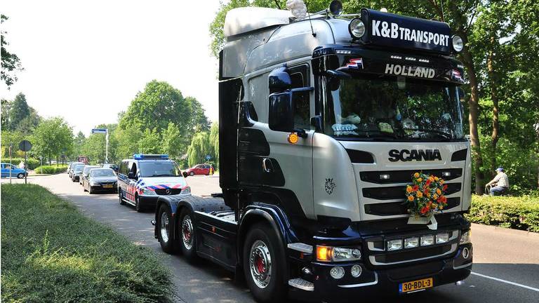 In de stoet reden zo'n zestig auto's en trucks mee. (Foto: Marvin Doreleijers