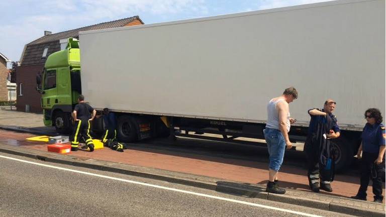 De vrachtwagen strandde in de Laan van België. (Foto: Christian Traets).