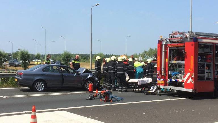 De brandweer bevrijdde de vrouw uit haar auto. (Foto: Jeroen Stuve)